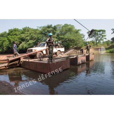 Eléments des forces de la MINUSCA (mission multidimensionnelle intégrée des Nations Unies pour la stabilisation en Centrafrique) traversant la rivière Baibou par le bac de Gimbissi, afin de se rendre sur les lieux d'un charnier identifié dans la zone.