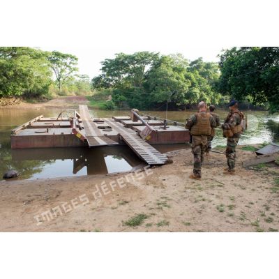 Soldats du 3e RG du GTIA (groupement tactique interarmes) Turco inspectant la flottaison du bac de Gimbissi sur la rivière Baibou, dans le cadre de sa réfection.