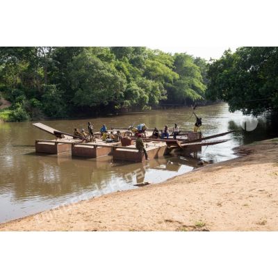 Habitants traversant la rivière Baibou à bord du bac de Gimbissi pour se rendre aux champs. Celui-ci a été réfectionné par les hommes du 3e RG du GTIA (groupement tactique interarmes) Turco.