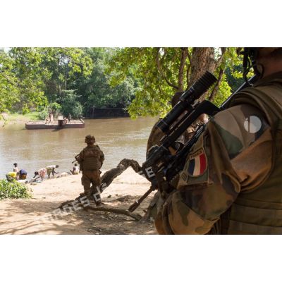 Soldats du 3e RG du GTIA (groupement tactique interarmes) Turco sécurisant le point de franchissement du bac de Gimbissi sur la rivière Baibou.