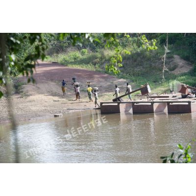 Habitants débarquant du bac de Gimbissi sur la rivière Baibou pour se rendre aux champs. Celui-ci a été réfectionné par les hommes du 3e RG du GTIA (groupement tactique interarmes) Turco.
