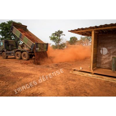 Un camion-benne Scania utilisé par les soldats du groupe d'appui du Génie du GTIA (groupement tactique interarmes) rebouche une ancienne fosse septique, dans le cadre du réaménagement des installations sanitaires de la POD (plateforme opérationnelle défense) de Bambari.
