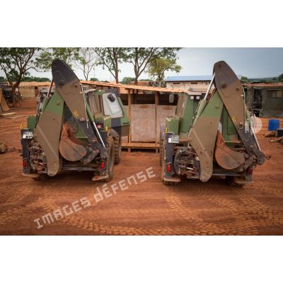 Tractopelles EGRAP (engin du génie rapide de protection) en stationnement lors d'une opération de réaménagement des installations sanitaires de la POD (plateforme opérationnelle défense) de Bambari par les soldats du groupe d'appui du Génie du GTIA (groupement tactique interarmes) Turco.