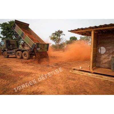Un camion-benne Scania utilisé par les soldats du groupe d'appui du Génie du GTIA (groupement tactique interarmes) Turco rebouche une ancienne fosse septique, dans le cadre du réaménagement des installations sanitaires de la POD (plateforme opérationnelle défense) de Bambari.