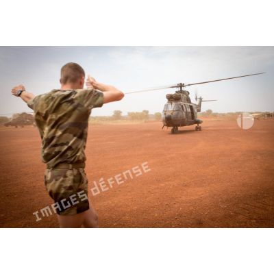 Atterrissage d'un hélicoptère SA-330 Puma du DETALAT (détachement de l'ALAT) sur l'aérodrome de la POD (plateforme opérationnelle défense) de Bambari, lors de son arrivée depuis la base de Bangui pour une mission de ravitaillement logistique du GTIA (groupement tactique interarmes) Turco depuis la base de Bangui.