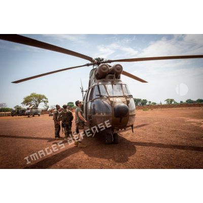 Un hélicoptère SA-330 Puma du DETALAT (détachement de l'ALAT) stationne sur l'aérodrome de la POD (plateforme opérationnelle défense) de Bambari, lors d'une mission de ravitaillement logistique du GTIA (groupement tactique interarmes) Turco depuis la base de Bangui.