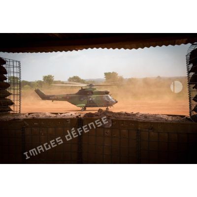Hélicoptère SA-330 Puma du DETALAT (détachement de l'ALAT) au décollage sur la piste de l'aérodrome de la POD (plateforme opérationnelle défense) de Bambari, lors de son départ pour la base de Bangui à la fin d'une opération de ravitaillement logistique du GTIA (groupement tactique interarmes) Turco.