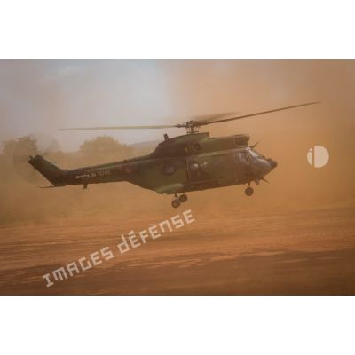 Hélicoptère SA-330 Puma du DETALAT (détachement de l'ALAT) au décollage sur la piste de l'aérodrome de la POD (plateforme opérationnelle défense) de Bambari, lors de son départ pour la base de Bangui à la fin d'une opération de ravitaillement logistique du GTIA (groupement tactique interarmes) Turco.