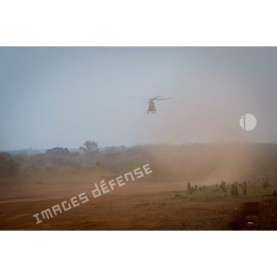 Hélicoptère SA-330 Puma du DETALAT (détachement de l'ALAT) survolant la piste de l'aérodrome de la POD (plateforme opérationnelle défense) de Bambari, lors de son départ pour la base de Bangui à la fin d'une opération de ravitaillement logistique du GTIA (groupement tactique interarmes) Turco.