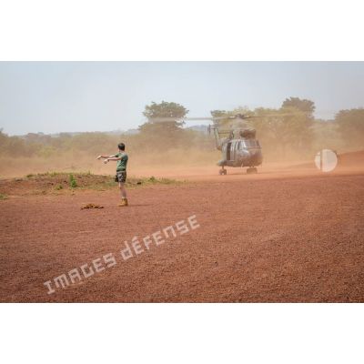 Atterrissage d'un hélicoptère SA-330 Puma du DETALAT (détachement de l'ALAT) sur l'aérodrome de la POD (plateforme opérationnelle défense) de Bambari, lors de son arrivée depuis la base de Bangui pour une mission de ravitaillement logistique du GTIA (groupement tactique interarmes) Turco.