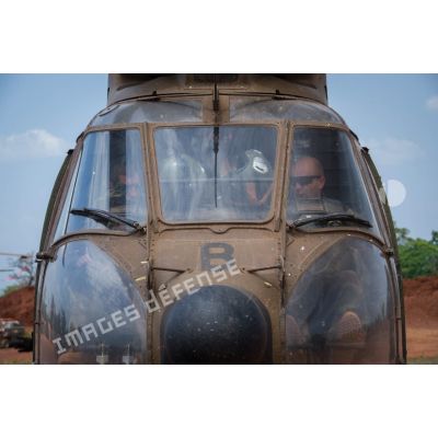 Pilotes d'un hélicoptère SA-330 Puma du DETALAT (détachement de l'ALAT) dans la cabine de pilotage de leur appareil après un atterrissage sur l'aérodrome de la POD (plateforme opérationnelle défense) de Bambari, lors de son arrivée depuis la base de Bangui pour une opération de ravitaillement du GTIA (groupement tactique interarmes) Turco.
