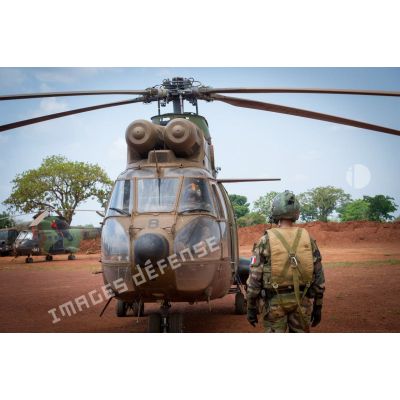 Hélicoptère SA-330 Puma du DETALAT (détachement de l'ALAT) au point fixe, prêt au décollage sur la piste de l'aérodrome de la POD (plateforme opérationnelle défense) de Bambari, lors de son départ pour la base de Bangui à la fin d'une opération de ravitaillement logistique du GTIA (groupement tactique interarmes) Turco.