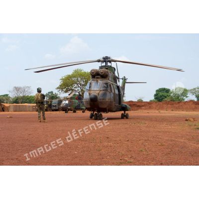 Hélicoptère SA-330 Puma du DETALAT (détachement de l'ALAT) au point fixe, prêt au décollage sur la piste de l'aérodrome de la POD (plateforme opérationnelle défense) de Bambari, lors de son départ pour la base de Bangui à la fin d'une opération de ravitaillement logistique du GTIA (groupement tactique interarmes) Turco.