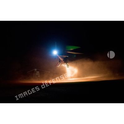 Atterrissage de nuit d'un hélicoptère AS-550 Fennec du DETFENNEC (détachement d'hélicoptères Fennec) de l'armée de l'Air sur l'aérodrome de la POD (plateforme opérationnelle défense) de Bambari.