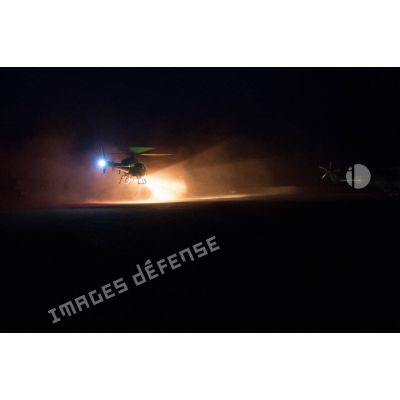 Atterrissage de nuit d'un hélicoptère AS-550 Fennec du DETFENNEC (détachement d'hélicoptères Fennec) de l'armée de l'Air sur l'aérodrome de la POD (plateforme opérationnelle défense) de Bambari.