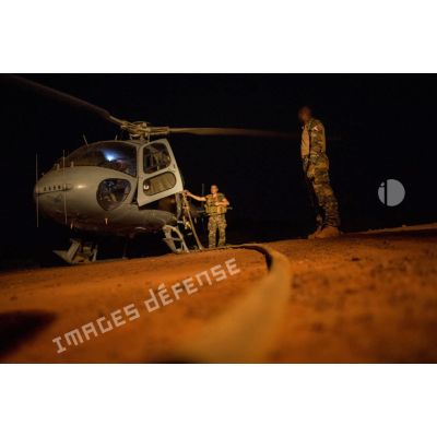 Ravitaillement de nuit d'un hélicoptère AS-550 Fennec du DETFENNEC (détachement d'hélicoptères Fennec) de l'armée de l'Air sur l'aérodrome de la POD (plateforme opérationnelle défense) de Bambari, par les soldats du détachement opérationnel du SEA (Service des essences des armées) du GTIA (groupement tactique interarmes) Turco.