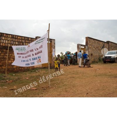 Population civile aux abords du stade de football de Bambari au cours d'une manifestation sportive pour la paix, lors de la journée internationale de la jeunesse.