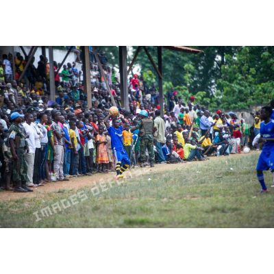 Population civile dans les gradins du stade de football de Bambari au cours d'une manifestation sportive pour la paix, lors de la journée internationale de la jeunesse.