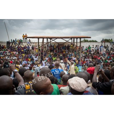 Population civile dans les gradins du stade de football de Bambari au cours d'une manifestation sportive pour la paix, lors de la journée internationale de la jeunesse.