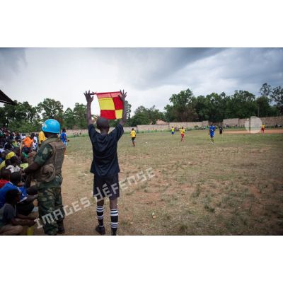 Joueurs disputant un match de football au cours d'une manifestation sportive pour la paix au stade de Bambari, lors de la journée internationale de la jeunesse.