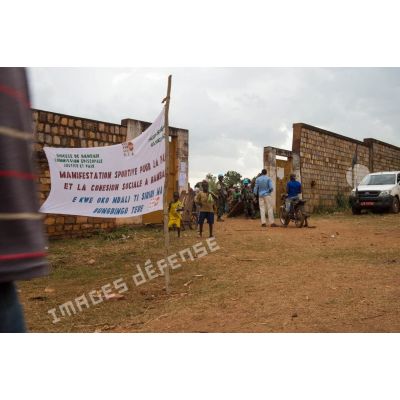 Population civile aux abords du stade de football de Bambari au cours d'une manifestation sportive pour la paix, lors de la journée internationale de la jeunesse.