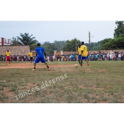 Joueurs disputant un match de football au cours d'une manifestation sportive pour la paix au stade de Bambari, lors de la journée internationale de la jeunesse.
