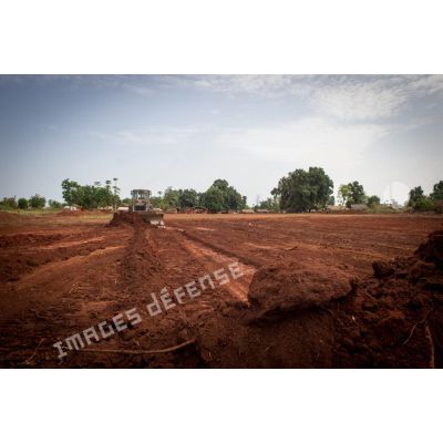 Un bulldozer Liebherr de type PR 724 LGP du 25e RGA ratisse une zone en prévision de la réalisation d'un terrain de football au profit des habitants du village de Makangé.