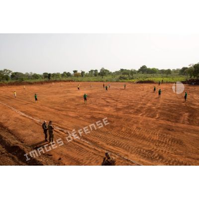 Match de football entre deux équipes des habitants des environs du village de Makangé, lors de l'inauguration du nouveau terrain construit par le 25e RGA.