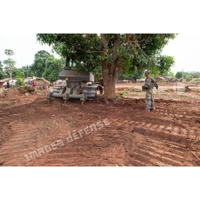Un bulldozer Liebherr de type PR 724 LGP du 25e RGA déboise une zone en prévision de la réalisation d'un terrain de football au profit des habitants du village de Makangé.