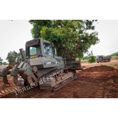 Un bulldozer Liebherr de type PR 724 LGP du 25e RGA déboise une zone en prévision de la réalisation d'un terrain de football au profit des habitants du village de Makangé.