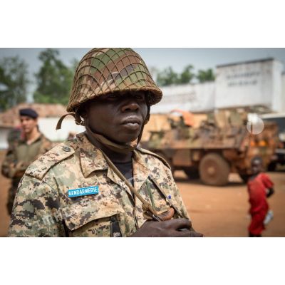 Gendarme centrafricain en faction lors de l'inspection de la brigade de gendarmerie de Bambari par monsieur Nicaise Karnou-Samedi, ministre de la sécurité et le lieutenant-colonel Guy-Bertrand Damango, directeur général de la gendarmerie nationale.