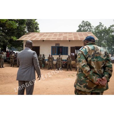 Inspection de la brigade de gendarmerie de Bambari par monsieur Nicaise Karnou-Samedi, ministre de la sécurité et le lieutenant-colonel Guy-Bertrand Damango, directeur général de la gendarmerie nationale.