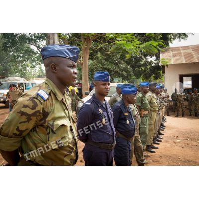 Gendarmes centrafricains en rang lors de l'inspection de la brigade de gendarmerie de Bambari par monsieur Nicaise Karnou-Samedi, ministre de la sécurité et le lieutenant-colonel Guy-Bertrand Damango, directeur général de la gendarmerie nationale.