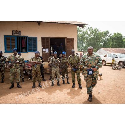 Le lieutenant-colonel Guy-Bertrand Damango, directeur général de la gendarmerie nationale centrafricaine, passe ses troupes en revue lors de l'inspection de la brigade de gendarmerie de Bambari par monsieur Nicaise Karnou-Samedi, ministre de la sécurité.