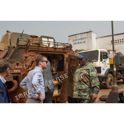 Le lieutenant-colonel Guy-Bertrand Damango, directeur général de la gendarmerie nationale centrafricaine converse avec des civils à l'arrière d'un VAB, lors de l'inspection de la brigade de gendarmerie de Bambari par monsieur Nicaise Karnou-Samedi, ministre de la sécurité.