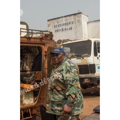 Le lieutenant-colonel Guy-Bertrand Damango, directeur général de la gendarmerie nationale centrafricaine se tient à l'arrière d'un VAB, lors de l'inspection de la brigade de gendarmerie de Bambari par monsieur Nicaise Karnou-Samedi, ministre de la sécurité.