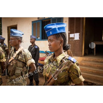 Gendarmes centrafricains en rang lors de l'inspection de la brigade de gendarmerie de Bambari par monsieur Nicaise Karnou-Samedi, ministre de la sécurité et le lieutenant-colonel Guy-Bertrand Damango, directeur général de la gendarmerie nationale.