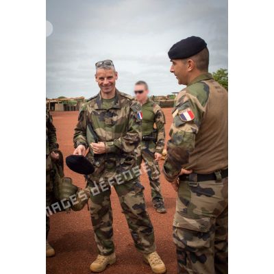 Portrait du général de brigade Pierre Gillet, accompagné du colonel Marc Espitalier, chef de corps du 1er RT et commandant le GTIA (groupement tactique interarmes) Turco lors de sa visite sur la POD (plateforme opérationnelle défense) de Bambari.