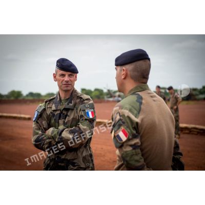 Le général de brigade Pierre Gillet, commandant la force Sangaris, discute avec le colonel Marc Espitalier, chef de corps du 1er RT, durant le passage en revue les troupes du GTIA (groupement tactique interarmes) Turco lors de sa visite sur la POD (plateforme opérationnelle défense) de Bambari.