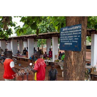 Etalages de fruits et autres produits au marché de Bambari, dans le cadre de la réouverture des bureaux douaniers de la ville et l'installation de l'ORCCPA (office de réglementation, de commercialisation et de conditionnement des produits agricoles).