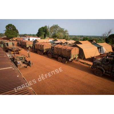 Mise en place d'un convoi logistique affrété par les éléments du détachement du train de combat n°2 du 1er RT du GTIA (groupement tactique interarmes) Turco, à l'occasion d'un déplacement depuis la POD (plateforme opérationnelle défense) de Bambari jusqu'à Sibut, située plus à l'Ouest.