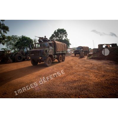Départ d'un convoi logistique affrété par les éléments du détachement du train de combat n°2 du 1er RT du GTIA (groupement tactique interarmes) Turco, à l'occasion d'un déplacement depuis la POD (plateforme opérationnelle défense) de Bambari jusqu'à Sibut, située plus à l'Ouest.