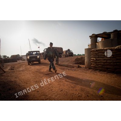 Le capitaine commandant le détachement du train de combat n°2 du 1er RT du GTIA (groupement tactique interarmes) Turco marche au-devant d'un convoi prêt au départ, lors d'un déplacement depuis la POD (plateforme opérationnelle défense) de Bambari en direction de Sibut, plus à l'Ouest.