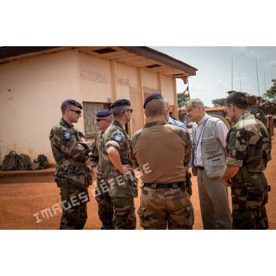 Le général de brigade Pierre Gillet, commandant la force Sangaris, s'entretient avec des responsables de la MINUSCA (mission multidimensionnelle intégrée des Nations Unies pour la stabilisation en Centrafrique), sur l'aérodrome de la POD (plateforme opérationnelle défense) de Bambari, dans le cadre de sa visite aux soldats du GTIA (groupement tactique interarmes) Turco.