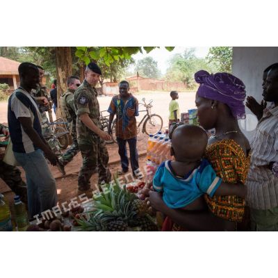 Le général de brigade Pierre Gillet, commandant la force Sangaris, va à la rencontre des commerçants du marché central de Bambari lors de sa visite aux soldats du GTIA (groupement tactique interarmes) Turco sur la POD (plateforme opérationnelle défense).
