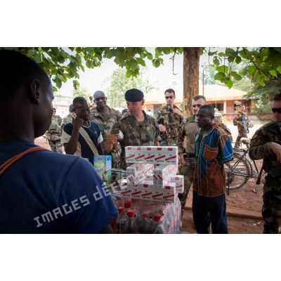 Le général de brigade Pierre Gillet, commandant la force Sangaris, va à la rencontre des commerçants du marché central de Bambari, lors de sa visite aux soldats du GTIA (groupement tactique interarmes) Turco sur la POD (plateforme opérationnelle défense).