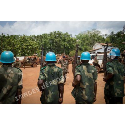Le général de brigade Pierre Gillet, commandant la force Sangaris, passe en revue des soldats congolais des casques bleus sur le parvis du bureau local de la MINUSCA (mission multidimensionnelle intégrée des Nations Unies pour la stabilisation en Centrafrique), lors de sa visite aux soldats du GTIA (groupement tactique interarmes) Turco sur la POD (plateforme opérationnelle défense) de Bambari.