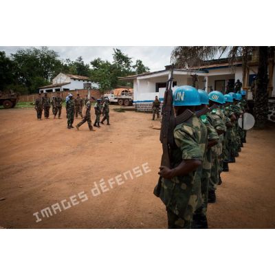 Le général de brigade Pierre Gillet, commandant la force Sangaris, passe en revue des soldats congolais des casques bleus, sur la place du siège régional de la MINUSCA (mission multidimensionnelle intégrée des Nations Unies pour la stabilisation en Centrafrique), lors de sa visite aux soldats du GTIA (groupement tactique interarmes) Turco sur la POD (plateforme opérationnelle défense) de Bambari.