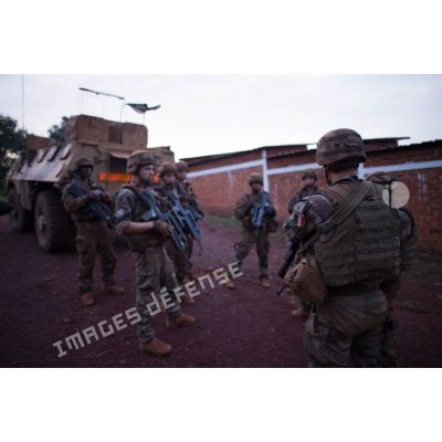 Briefing des soldats d'une section du 3e RG du GTIA (groupement tactique interarmes) Turco par leur officier avant une action quotidienne VNP (vérification de non pollution) du marché central de Bambari.