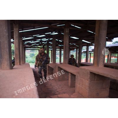 Les soldats d'une section du 3e RG du GTIA (groupement tactique interarmes) Turco progressent dans les locaux du marché central de Bambari, au cours d'une action quotidienne VNP (vérification de non pollution).